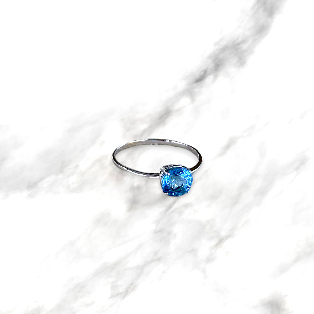 Anello in oro bianco 18kt con topazio azzurro