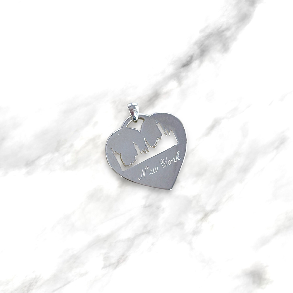 Ciondolo in argento con skyline di New York a cuore